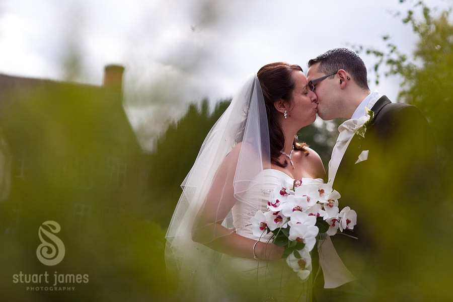 emma-richard-moat-house-acton-trussell-relaxed-documentary-wedding-photography 